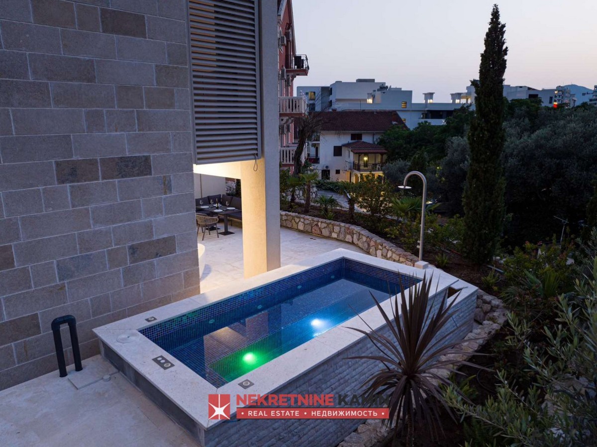 Furnished One-Bedroom Apartment with Private Pool, 2 Parking Spaces, Rafailovići, Budva